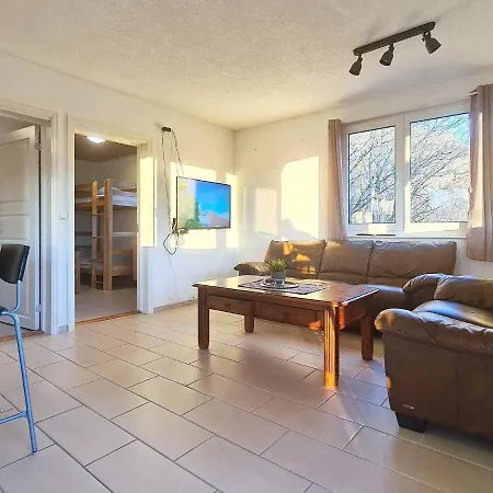 5 Person In Lonevag-by Traum